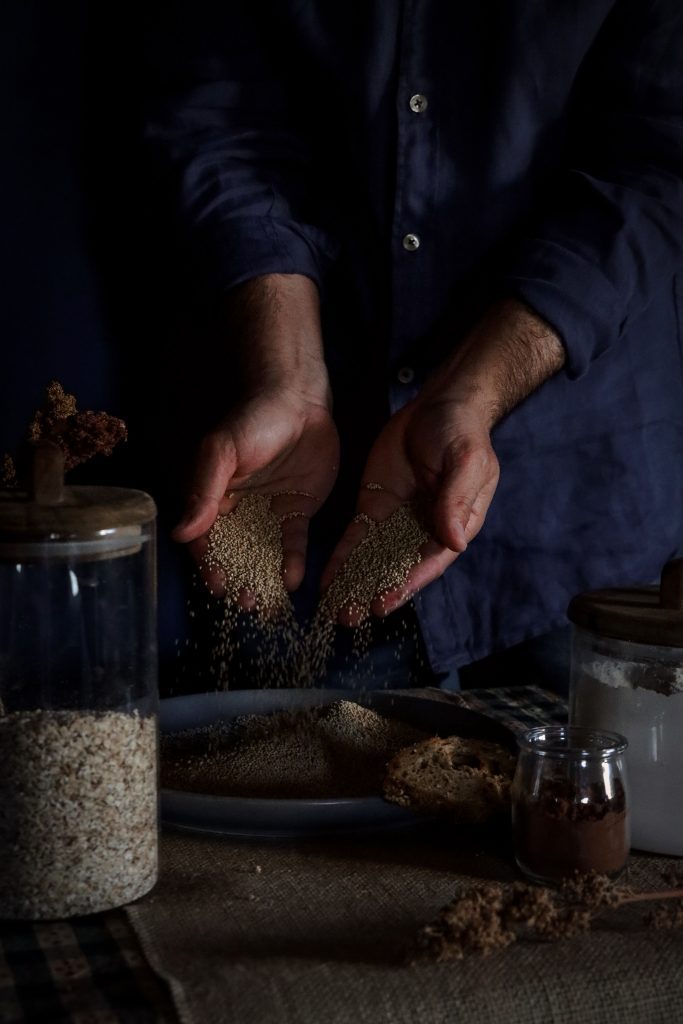 manos-quinoa