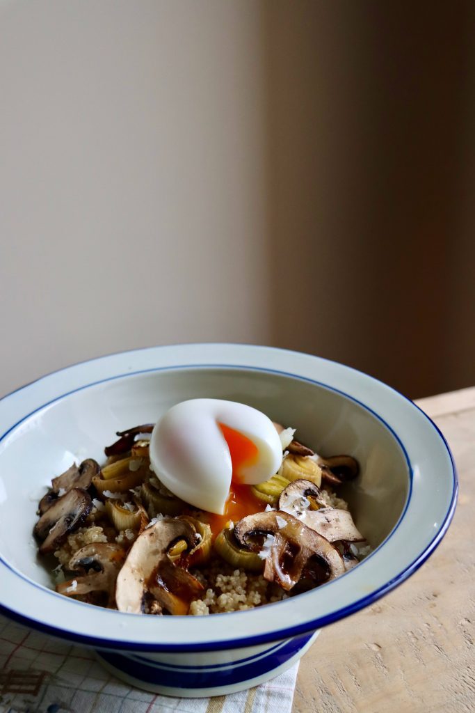 bowl de quinoa con verduras y huevo