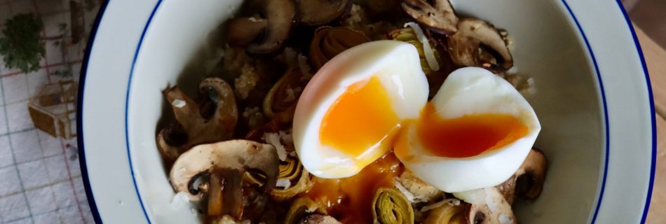 bowl de quinoa, verduras y huevo